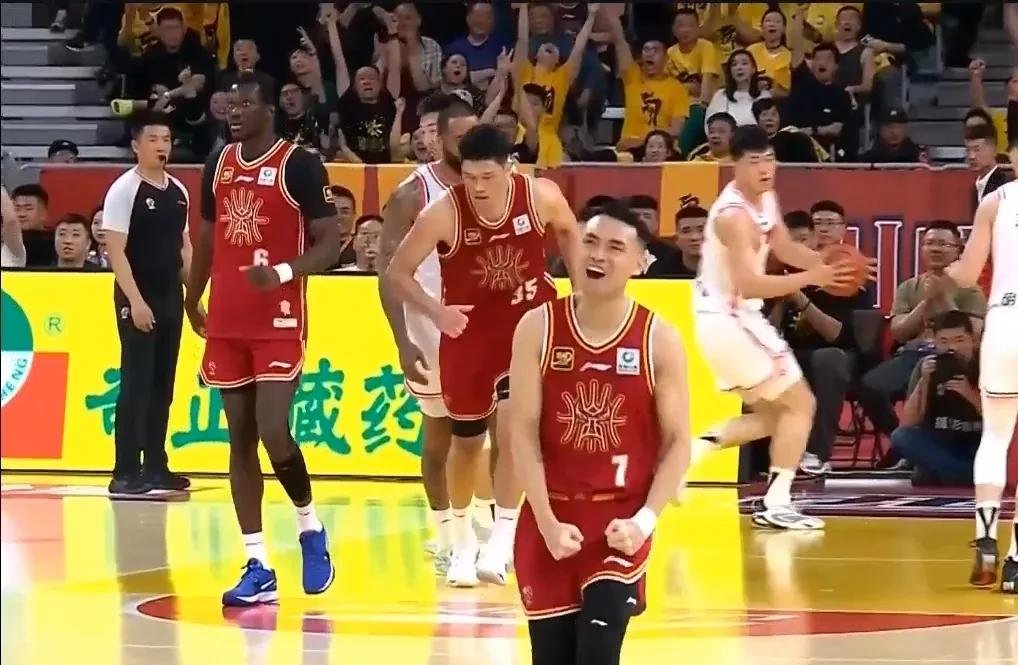 强强对抗！球队实力对拼场上硝烟弥漫